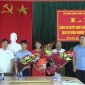 Các đồng chí lãnh đạo huyện trao Quyết định và tặng hoa chúc mừng ban lãnh đạo Trung tâm Dịch vụ nông nghiệp huyện Quan Hóa