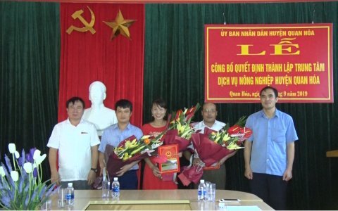 Các đồng chí lãnh đạo huyện trao Quyết định và tặng hoa chúc mừng ban lãnh đạo Trung tâm Dịch vụ nông nghiệp huyện Quan Hóa